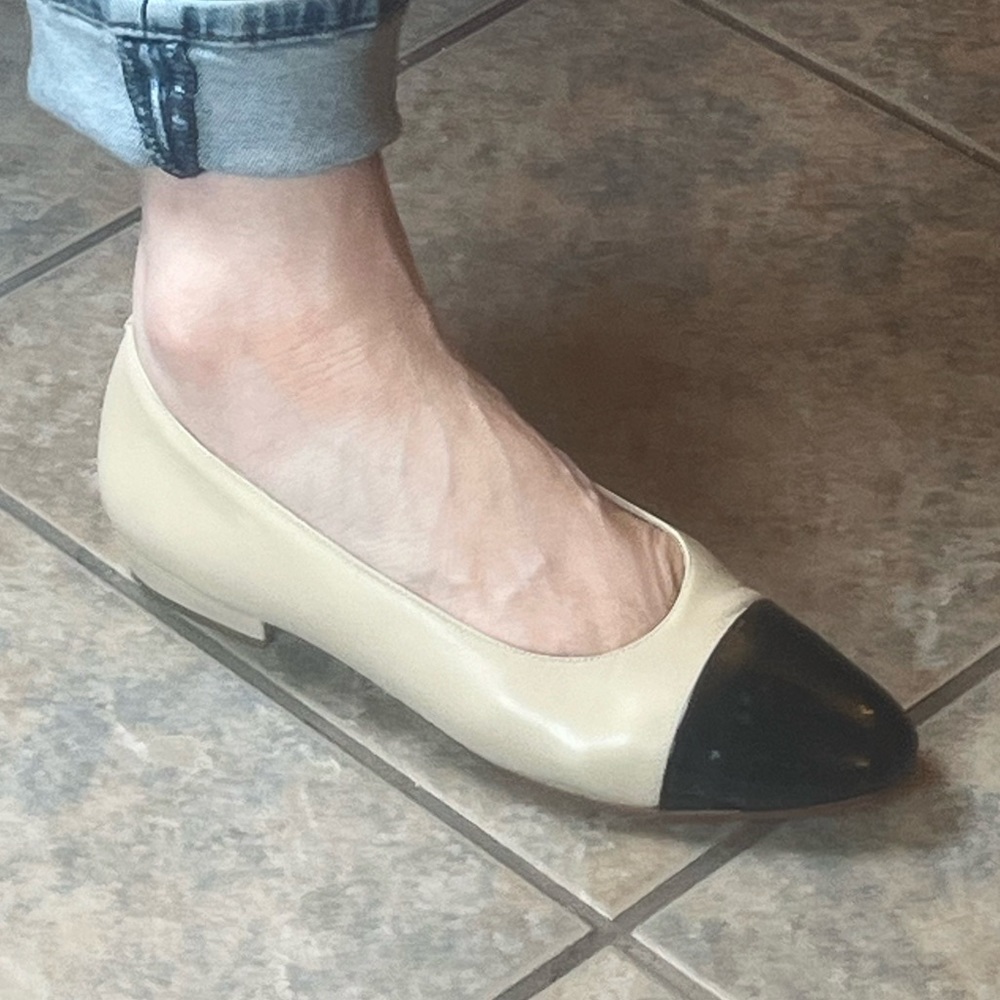 SAKS FIFTH AVENUE Cream Leather Black Patent Leather Cap Toe Ballet Flat 8.5